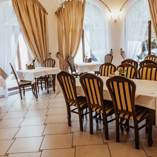Sala restauracji przygotowana na przyjęcie komunijne w Rybniku